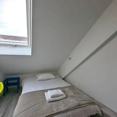 Tiny Downtown Apartment W Detached Private Bath Zagreb Exterior photo