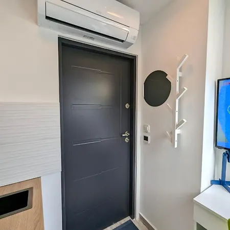 Tiny Downtown Apartment W Detached Private Bath Zagreb Exterior photo