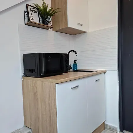 Tiny Downtown Apartment W Detached Private Bath Zagreb Exterior photo