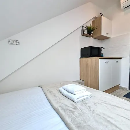 Tiny Downtown Apartment W Detached Private Bath Zagreb Exterior photo