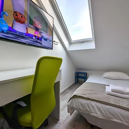 Tiny Downtown Apartment W Detached Private Bath Zagreb Exterior photo