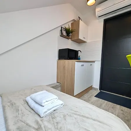 Tiny Downtown Apartment W Detached Private Bath Zagreb Exterior photo