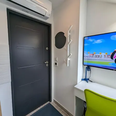 Tiny Downtown Apartment W Detached Private Bath Zagreb Exterior photo
