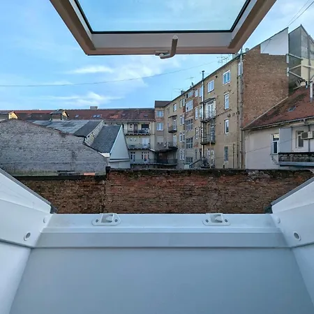 Tiny Downtown Apartment W Detached Private Bath Zagreb Exterior photo