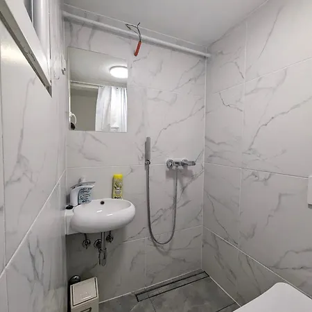 Tiny Downtown Apartment W Detached Private Bath Zagreb Exterior photo