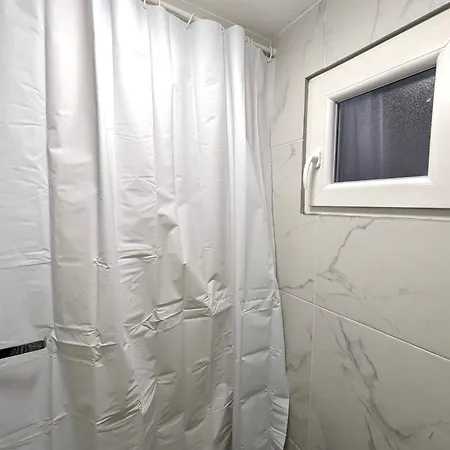 Tiny Downtown Apartment W Detached Private Bath Zagreb Exterior photo
