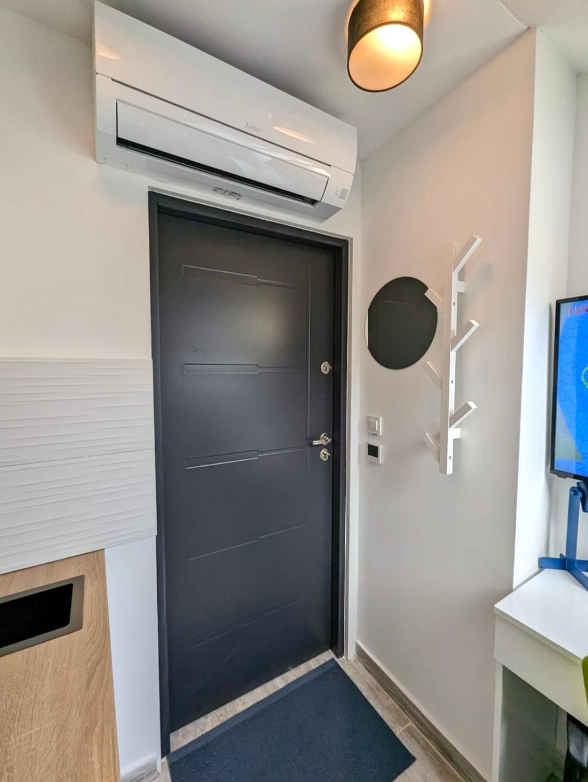Tiny Downtown W Detached Private Bath *