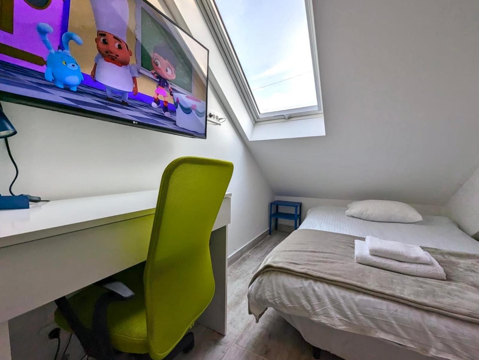 Tiny Downtown W Detached Private Bath Apartment *