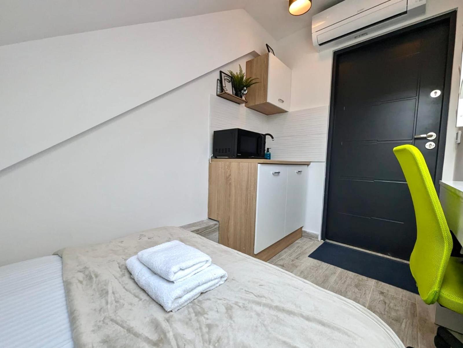 Tiny Downtown W Detached Private Bath *