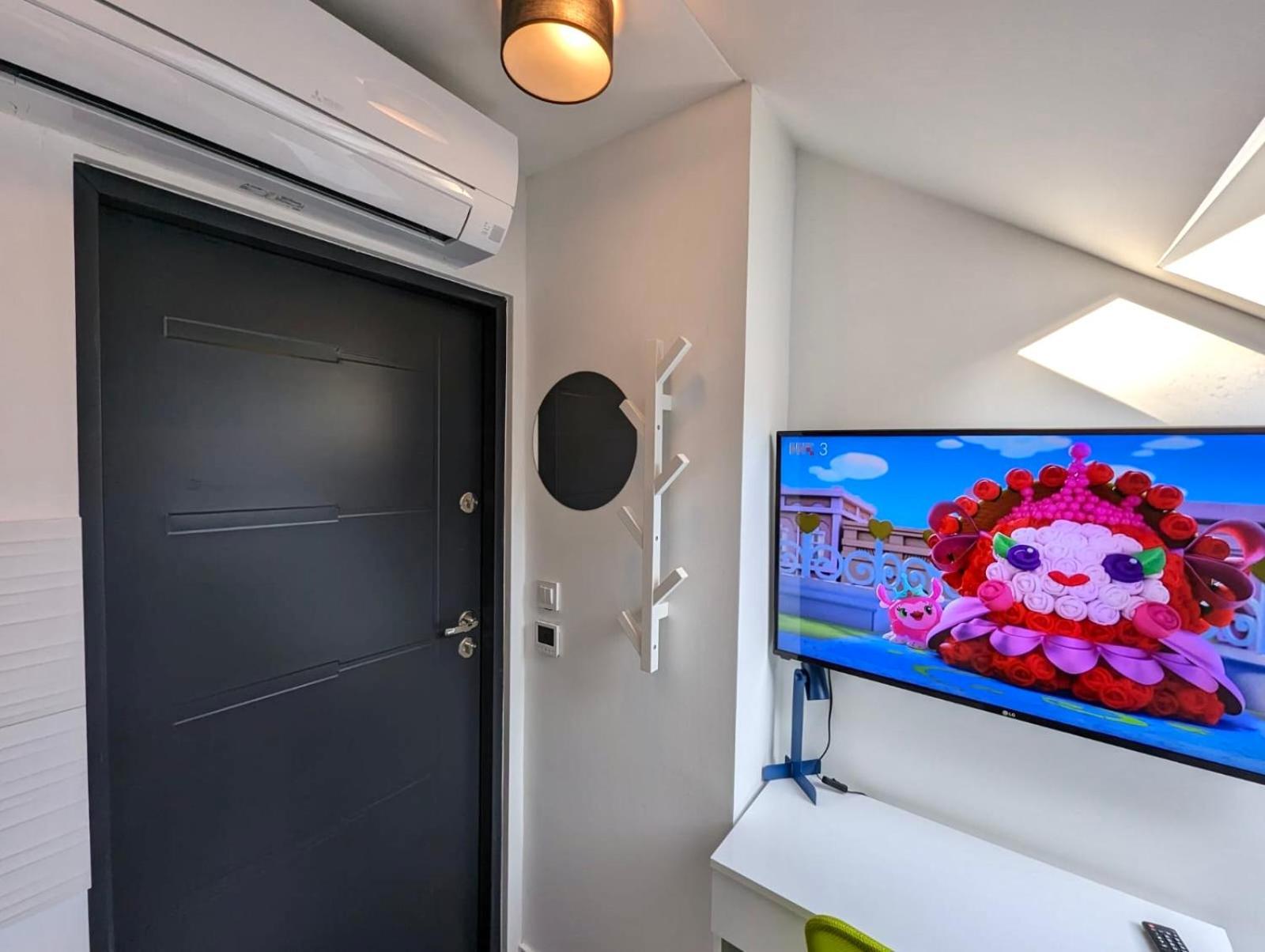 Tiny Downtown W Detached Private Bath