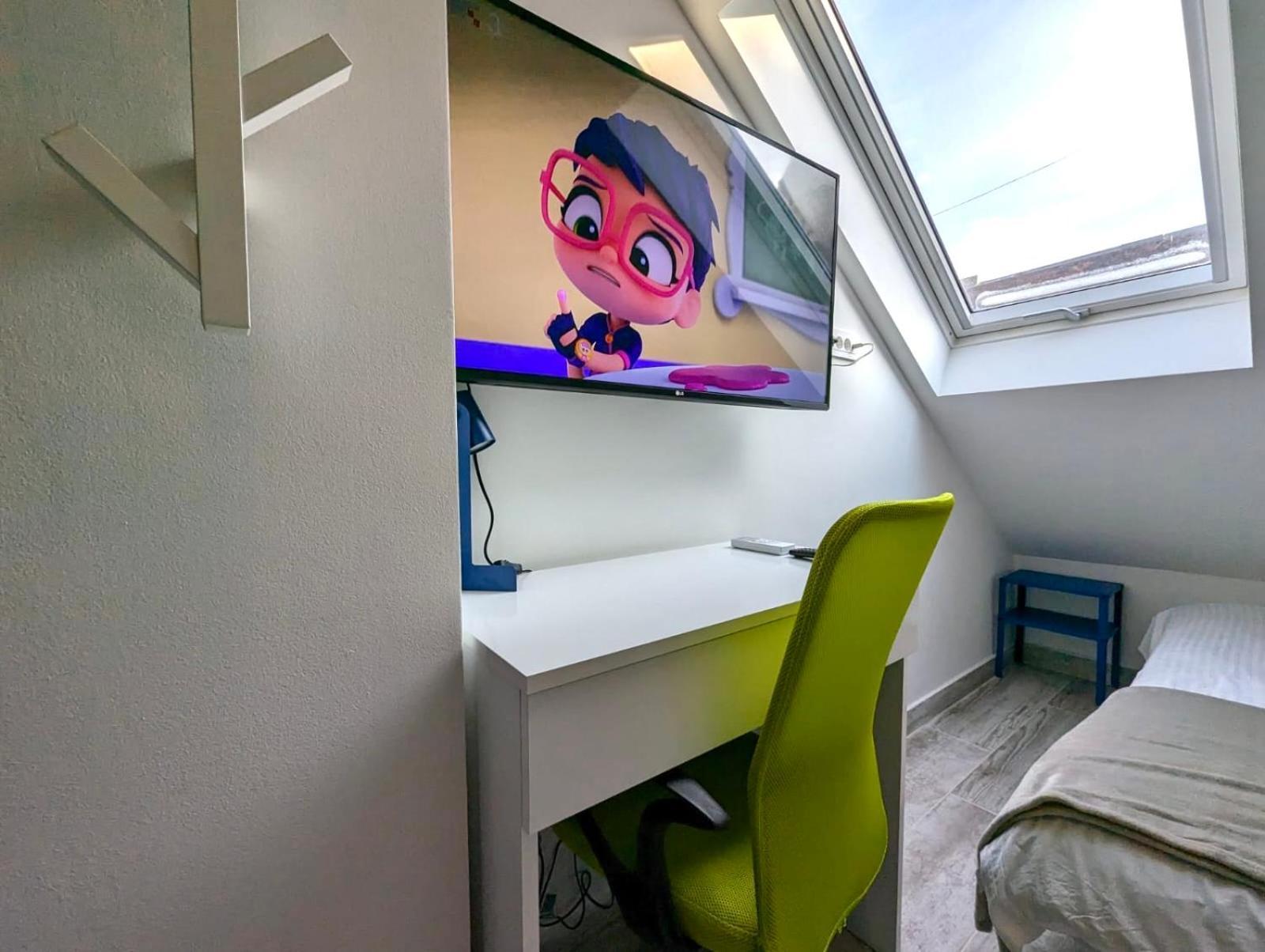 Tiny Downtown W Detached Private Bath Apartment *