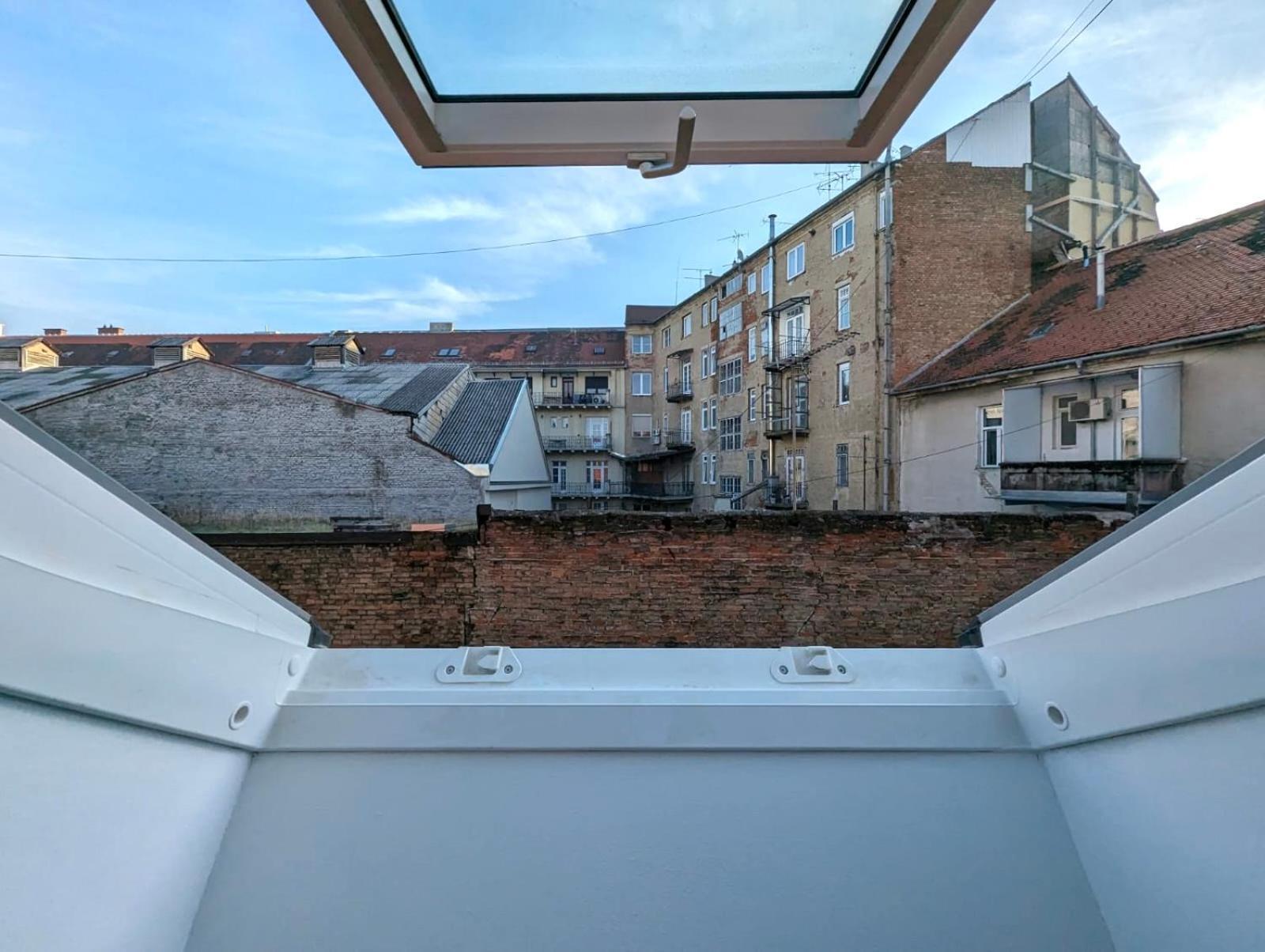 Tiny Downtown W Detached Private Bath *