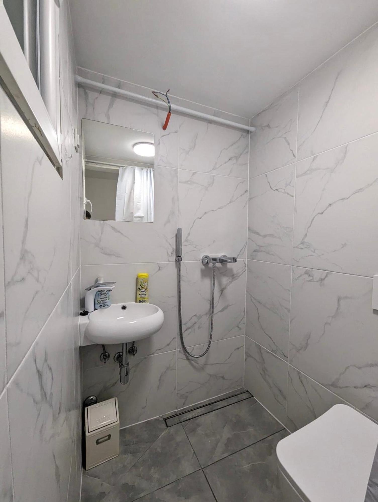 Tiny Downtown W Detached Private Bath