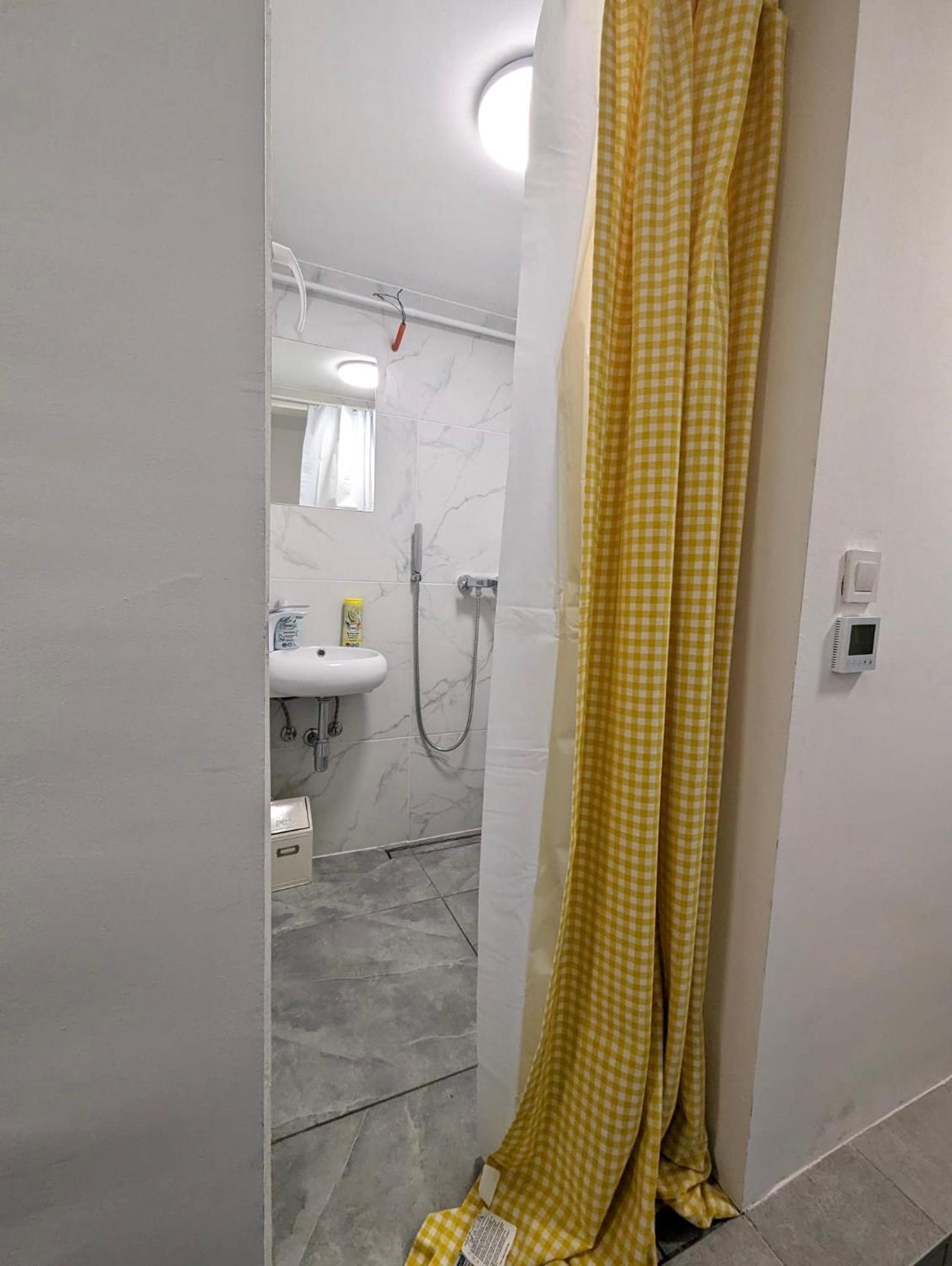 Tiny Downtown W Detached Private Bath *