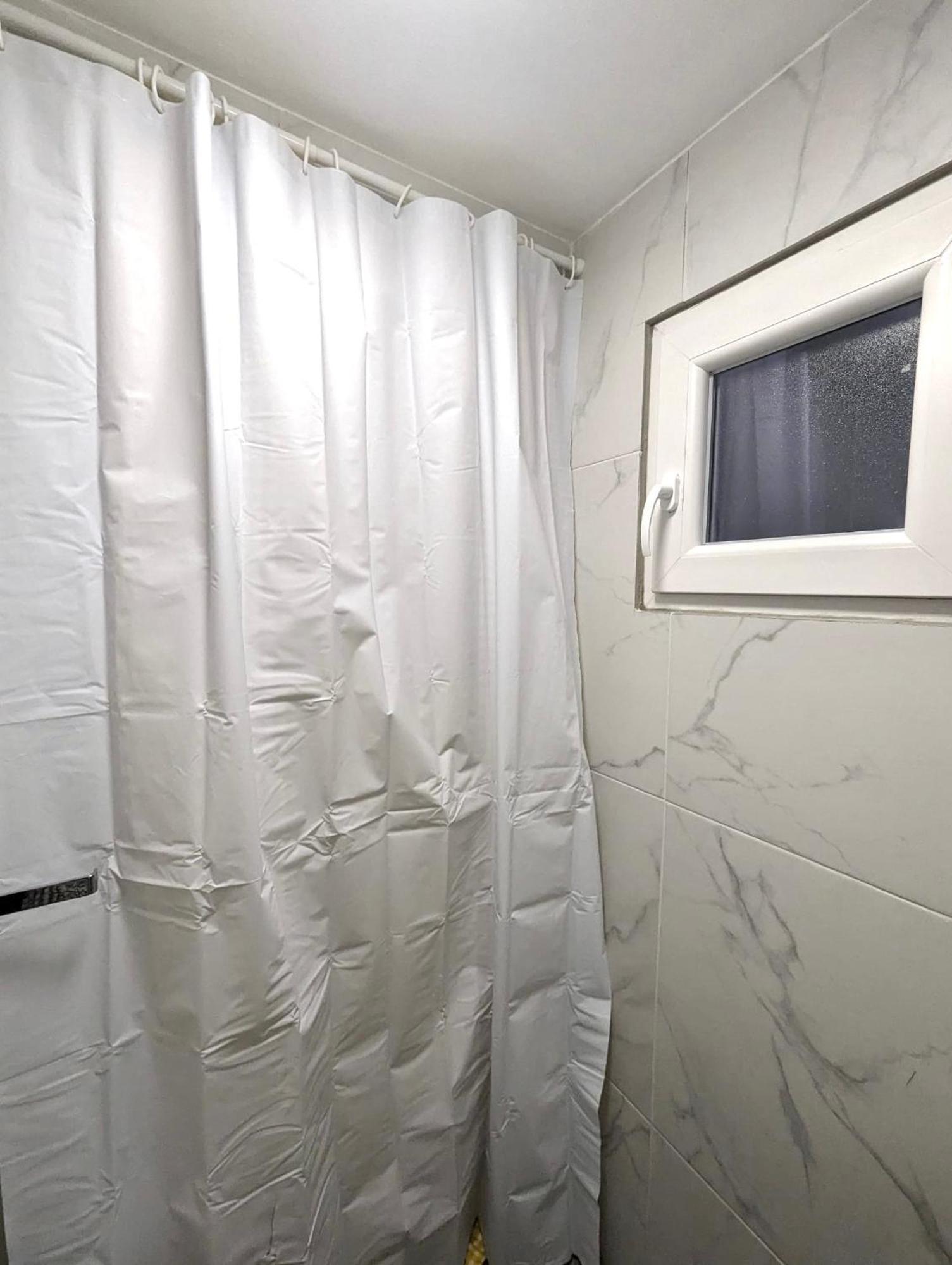Tiny Downtown W Detached Private Bath Apartment *