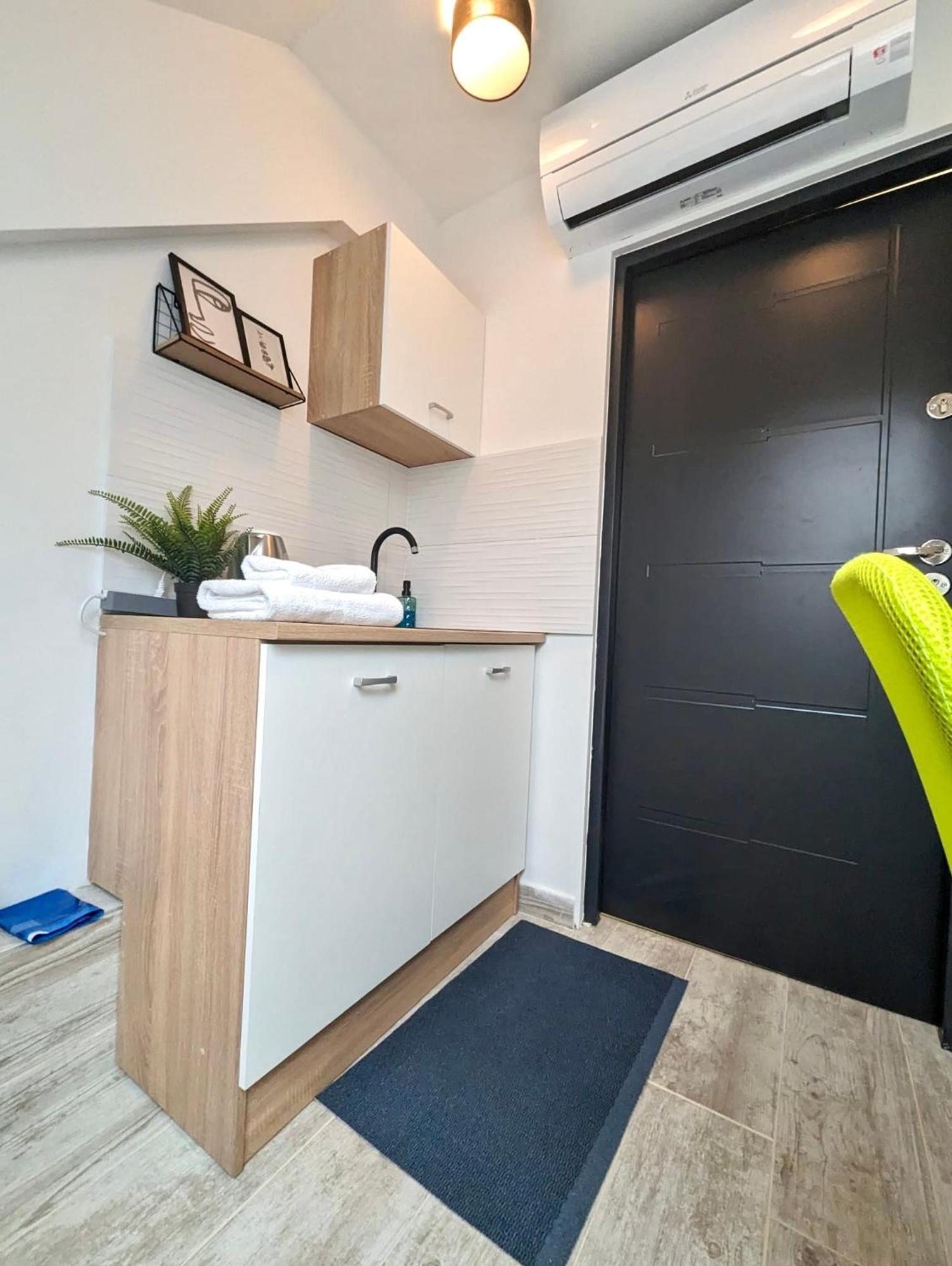 Tiny Downtown W Detached Private Bath Zagreb